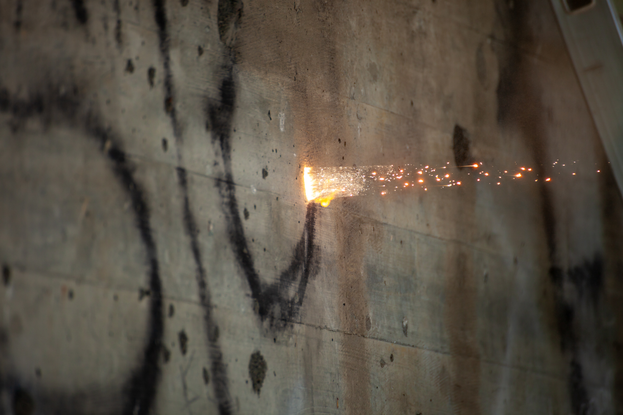Graffiti wird mit einem Laser von einer Oberfläche entfernt