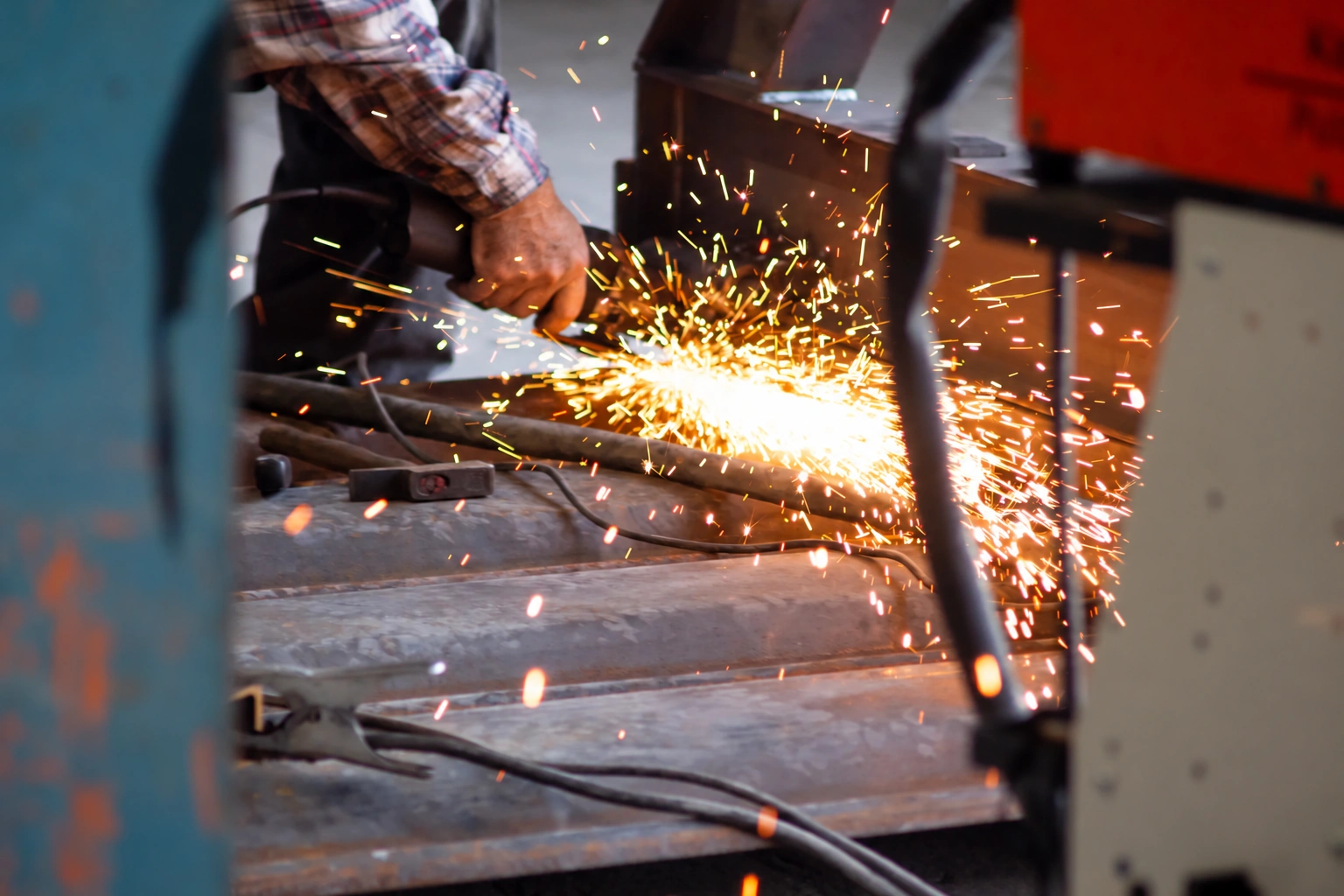 Metallbearbeitung mit Funken in der Werkstatt