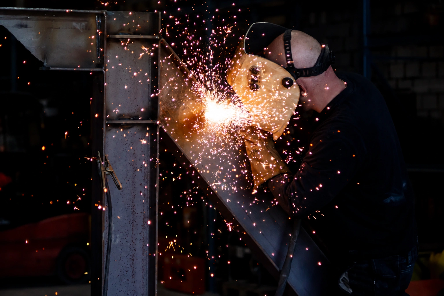Diego Losa bei Metallarbeit mit Funken