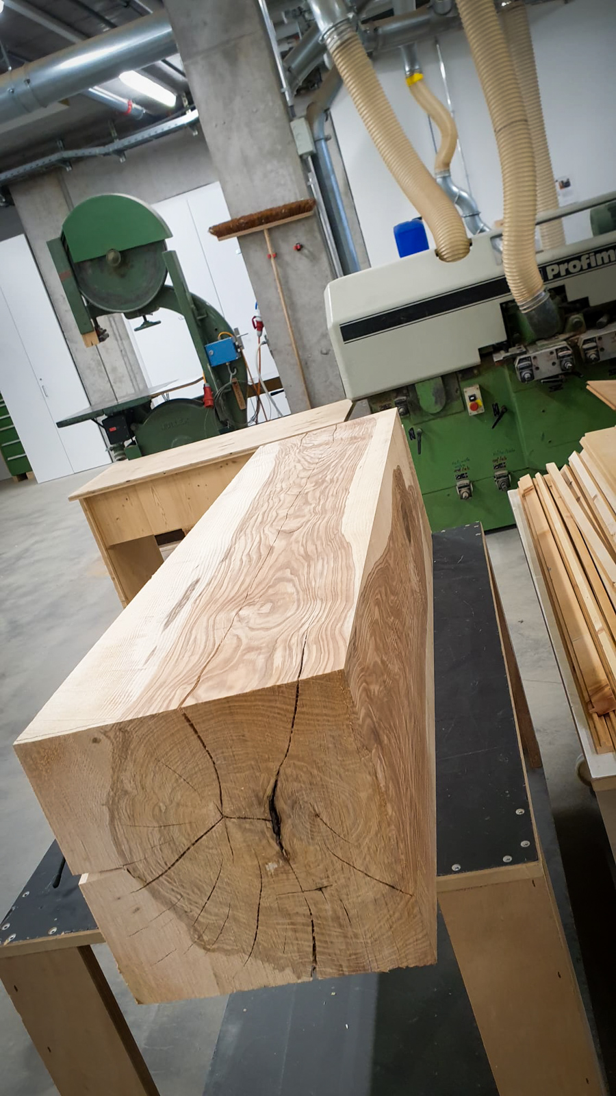 Bearbeiteter Massivholzbalken in einer Holzwerkstatt