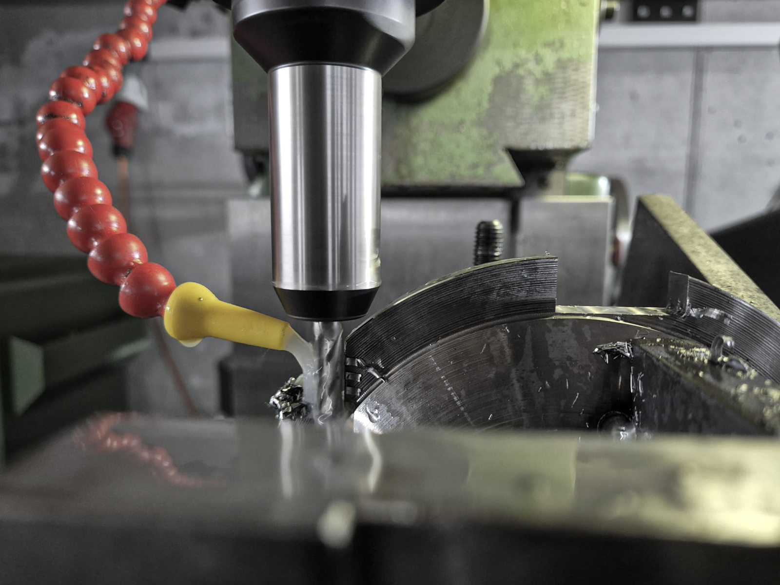Metallbauteil wird an einer Fräsmaschine bearbeitet